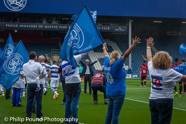 Stan's Family wave with flags as Stan salutes the fans