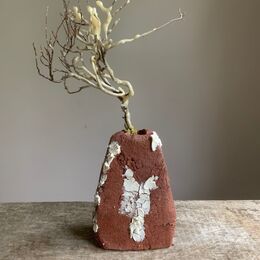 Bud vase with porcelain.