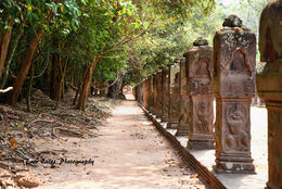 Entrance statues, Prah Kahn