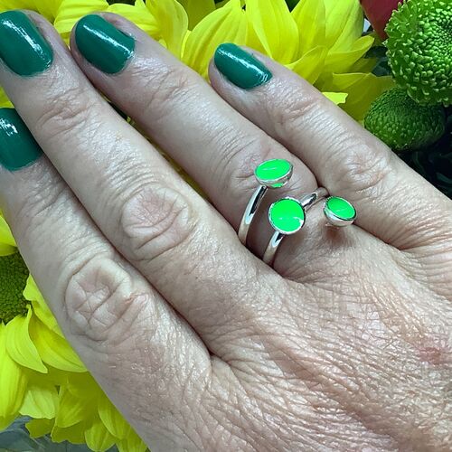 Sterling silver & fluorescent green enamel adjustable ring