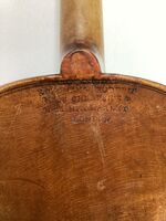 R25 English baroque button close up