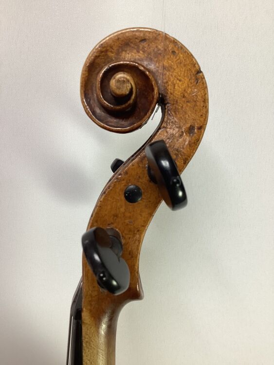 R25 English baroque scroll side