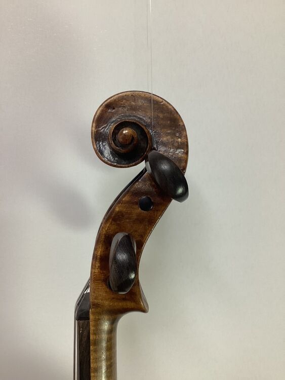 R German violin scroll side