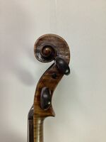 R German violin scroll side