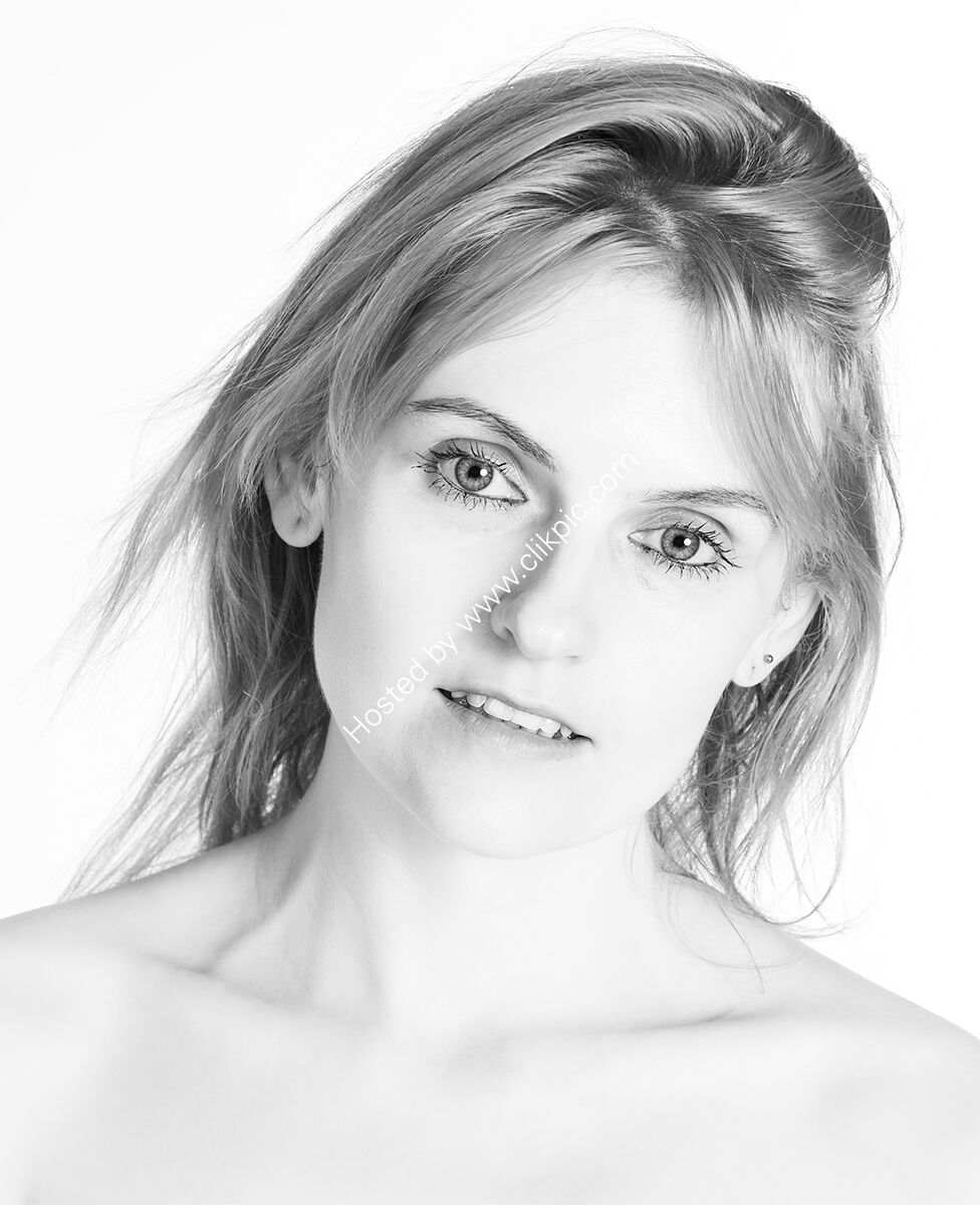 Holly portrait  - H/C -